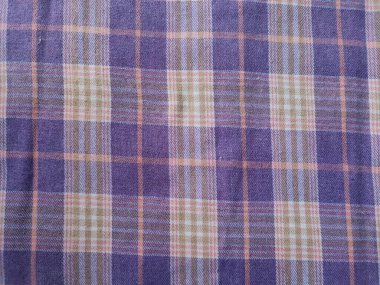 Kareli gömleğin arka plan ve kumaş deseni mor ve beyazdır.