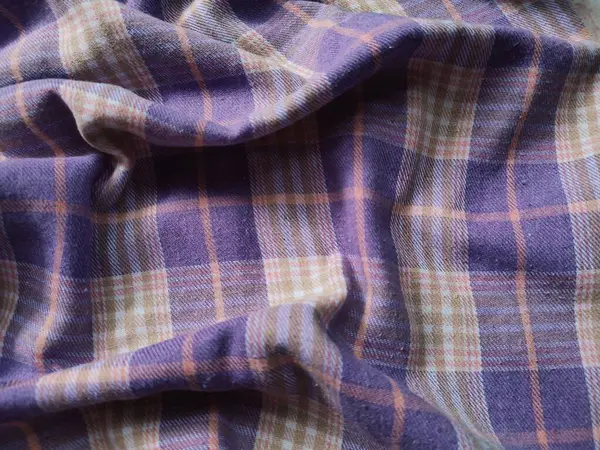 Kareli gömleğin arka plan ve kumaş deseni mor ve beyazdır.