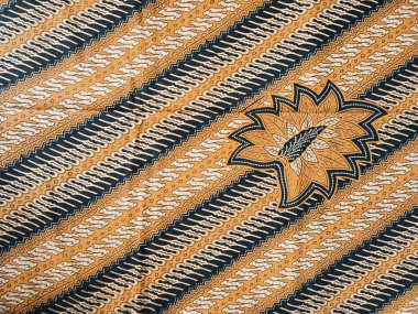 Batik Parang Yogyakarta, çeşitli modern model ve renklerle, bu Endonezya batiği flora motifleri ve geleneksel geometrik desenlerle