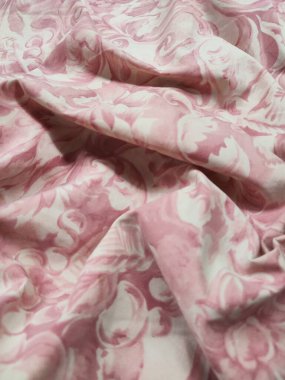 Pembe çiçek desenli kumaşın deseni ve arka planı