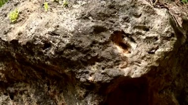 Granitin pürüzlü yüzeyine yakın çekim