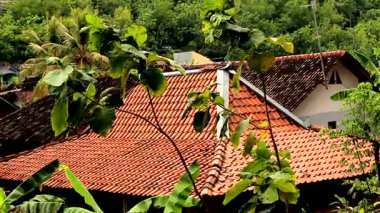 Kırsal atmosfer ve insanların evlerinin çatıları