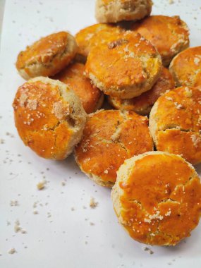 Beyaz arka planda lezzetli fıstıklı kurabiyeler