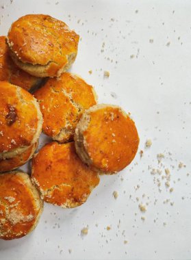 Beyaz arka planda lezzetli fıstıklı kurabiyeler