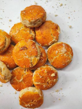 Beyaz arka planda lezzetli fıstıklı kurabiyeler