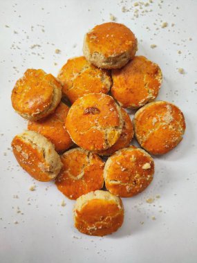 Beyaz arka planda lezzetli fıstıklı kurabiyeler