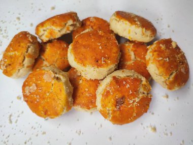 Beyaz arka planda lezzetli fıstıklı kurabiyeler