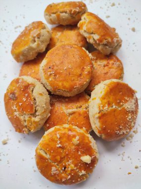 Beyaz arka planda lezzetli fıstıklı kurabiyeler