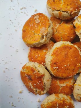 Beyaz arka planda lezzetli fıstıklı kurabiyeler