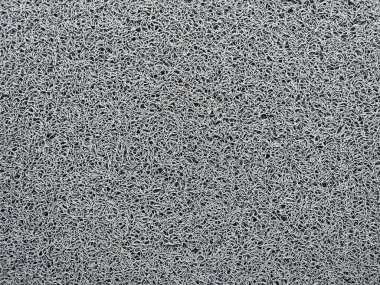 Genellikle kapının önüne konan gri bir hoş geldin paspası.