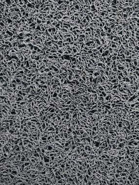 Genellikle kapının önüne konan gri bir hoş geldin paspası.