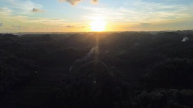 Gün batımı güzel gökyüzü ve ışıkla tepede