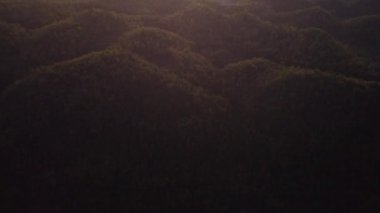 Gün batımı güzel gökyüzü ve ışıkla tepede