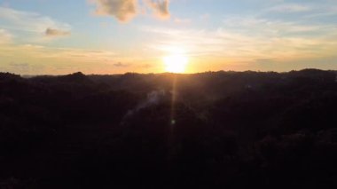 Gün batımı güzel gökyüzü ve ışıkla tepede