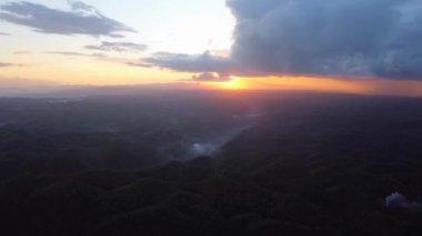 Gün batımı güzel gökyüzü ve ışıkla tepede