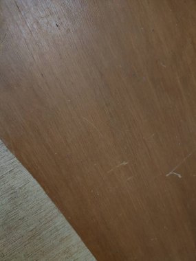 Koyu renk ahşap dokusu soyulur ve açık renkli ahşap bir doku bırakır.