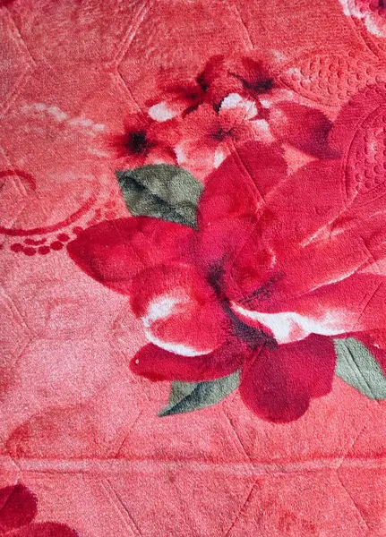 Kırmızı halının çiçek ve yaprak desenli dokusu ve arkaplanı