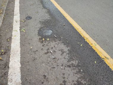 Sürücü güvenliği için asfalt yol yüzeyindeki beyaz ve sarı çizgiler