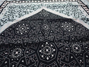 Müslümanların namaz kılması için kullanılan paspas
