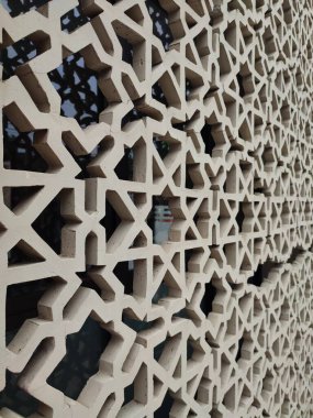 Parlak renkler ve simetrik desenler içeren detaylı bir İslami geometrik mozaik. Tasarım geleneksel arabesk motiflerini içerir.