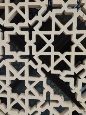 Parlak renkler ve simetrik desenler içeren detaylı bir İslami geometrik mozaik. Tasarım geleneksel arabesk motiflerini içerir.