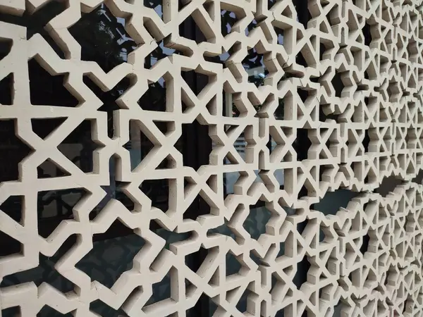 Parlak renkler ve simetrik desenler içeren detaylı bir İslami geometrik mozaik. Tasarım geleneksel arabesk motiflerini içerir.