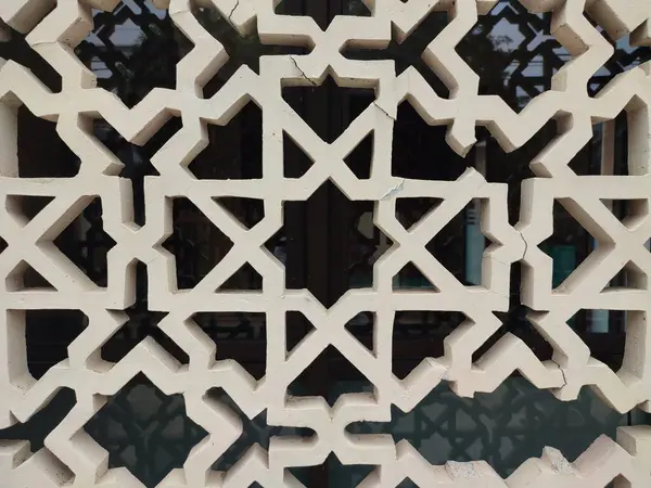 Parlak renkler ve simetrik desenler içeren detaylı bir İslami geometrik mozaik. Tasarım geleneksel arabesk motiflerini içerir.