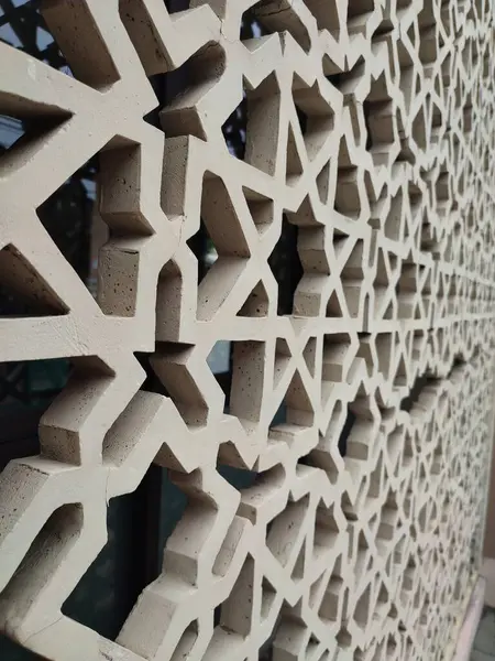 Parlak renkler ve simetrik desenler içeren detaylı bir İslami geometrik mozaik. Tasarım geleneksel arabesk motiflerini içerir.