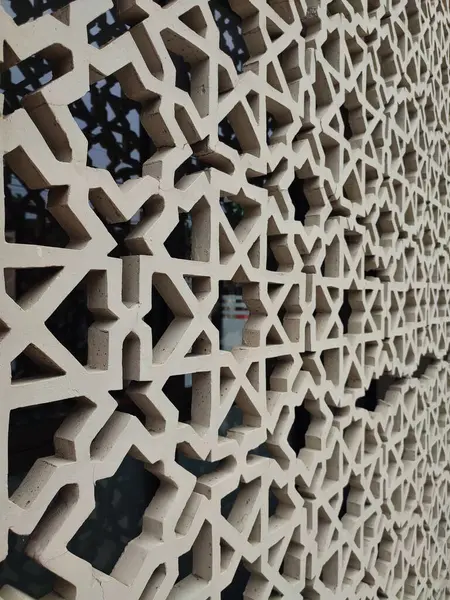 Parlak renkler ve simetrik desenler içeren detaylı bir İslami geometrik mozaik. Tasarım geleneksel arabesk motiflerini içerir.