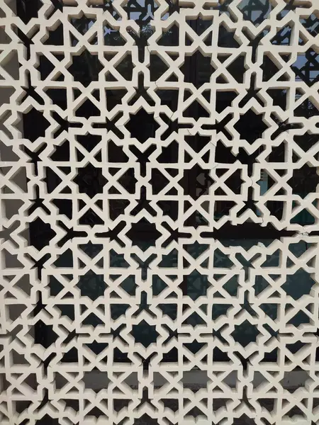 Parlak renkler ve simetrik desenler içeren detaylı bir İslami geometrik mozaik. Tasarım geleneksel arabesk motiflerini içerir.