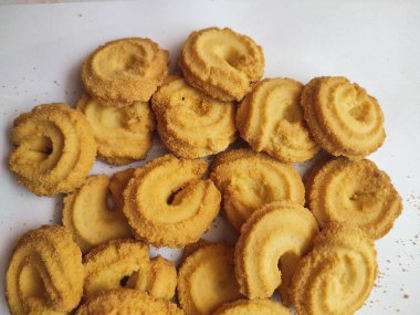 İzole edilmiş beyaz arkaplanda tereyağlı kurabiye