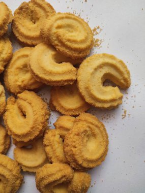 İzole edilmiş beyaz arkaplanda tereyağlı kurabiye