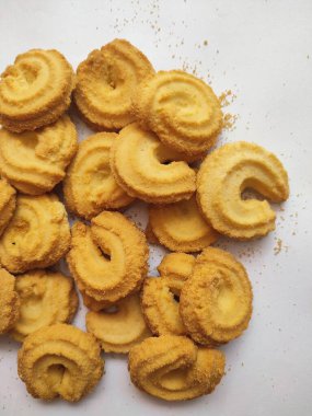 İzole edilmiş beyaz arkaplanda tereyağlı kurabiye