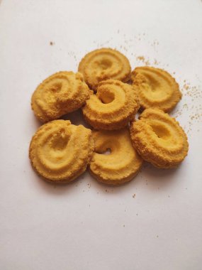 İzole edilmiş beyaz arkaplanda tereyağlı kurabiye