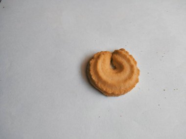 İzole edilmiş beyaz arkaplanda tereyağlı kurabiye