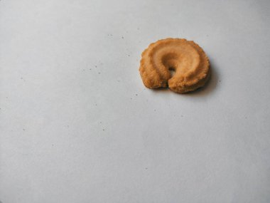 İzole edilmiş beyaz arkaplanda tereyağlı kurabiye