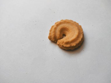 İzole edilmiş beyaz arkaplanda tereyağlı kurabiye