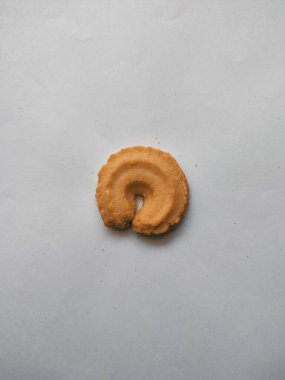 İzole edilmiş beyaz arkaplanda tereyağlı kurabiye