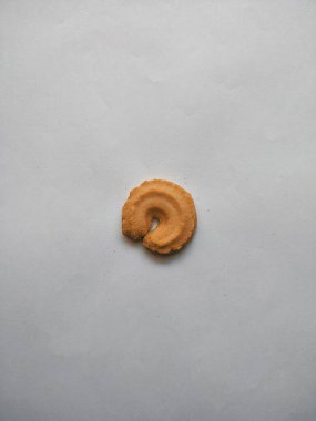 İzole edilmiş beyaz arkaplanda tereyağlı kurabiye