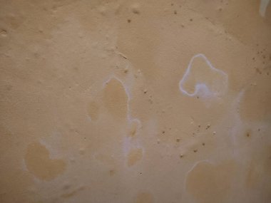 desen, desen, pürüzlü ve düzensiz sarı duvar arkaplanı, canlı ve soyut bir arkaplan oluşturur.