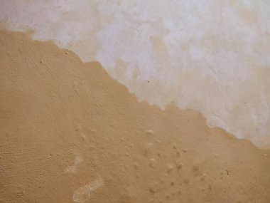 desen, desen, pürüzlü ve düzensiz sarı duvar arkaplanı, canlı ve soyut bir arkaplan oluşturur.