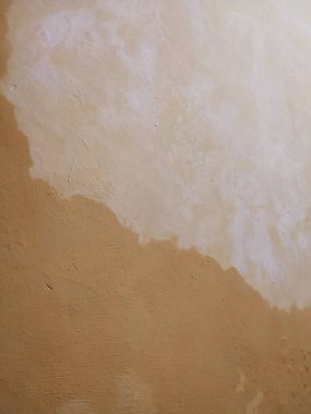 desen, desen, pürüzlü ve düzensiz sarı duvar arkaplanı, canlı ve soyut bir arkaplan oluşturur.