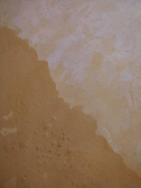 desen, desen, pürüzlü ve düzensiz sarı duvar arkaplanı, canlı ve soyut bir arkaplan oluşturur.