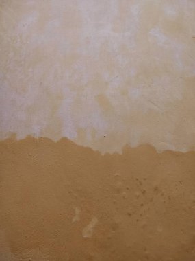 desen, desen, pürüzlü ve düzensiz sarı duvar arkaplanı, canlı ve soyut bir arkaplan oluşturur.