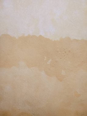 desen, desen, pürüzlü ve düzensiz sarı duvar arkaplanı, canlı ve soyut bir arkaplan oluşturur.