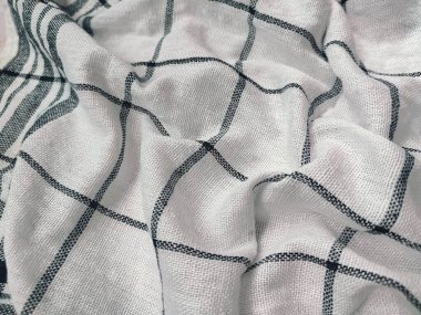 Siyah çizgili, yırtık pırtık beyaz peçete.