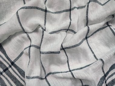 Siyah çizgili, yırtık pırtık beyaz peçete.