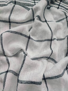 Siyah çizgili, yırtık pırtık beyaz peçete.