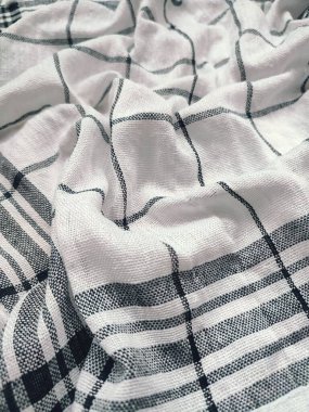 Siyah çizgili, yırtık pırtık beyaz peçete.