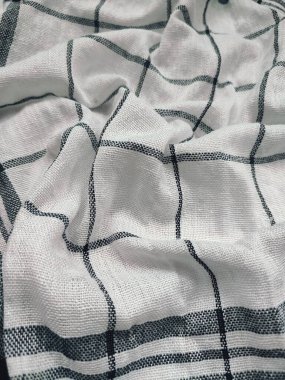 Siyah çizgili, yırtık pırtık beyaz peçete.